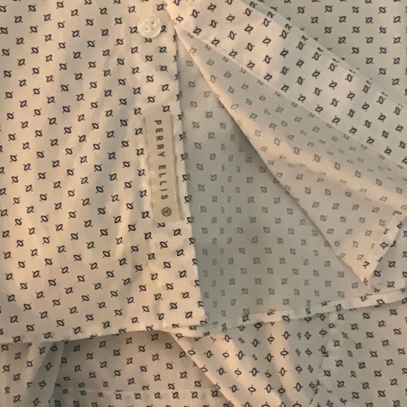 PERRY ELLIS stretch dress shirt with button-hiding strip! - Picture 7 of 7